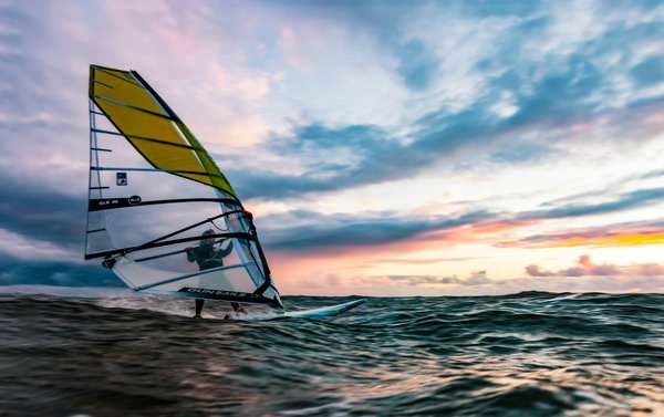 Quels sont les meilleurs spots pour le windsurf à Tarifa, Espagne?